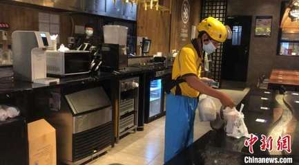 深圳暂停堂食餐饮服务区域现场:顾客鲜有 外卖骑手等候取餐